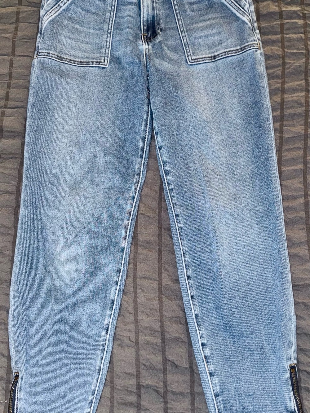Kut from the Kloth Light Blue Denim Jeans Contrast Stitching and side zippers